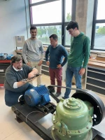 image du professeur expliquant la machine